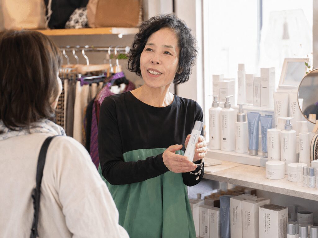 佐賀県有田町のおしゃれの店くみこで、はじめての方へカネボウ化粧品とリサージの肌相談を行う店内イメージ