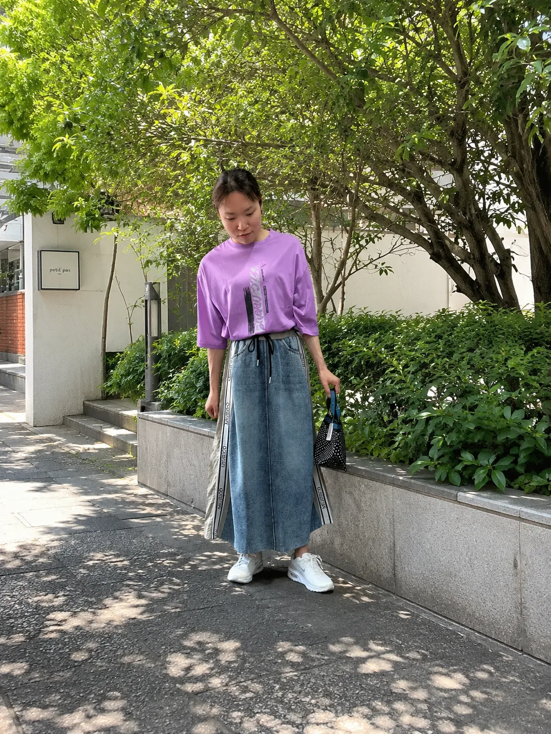 佐賀県有田町のブティックBellでおすすめする紫トップスとデニムスカートの夏コーデ